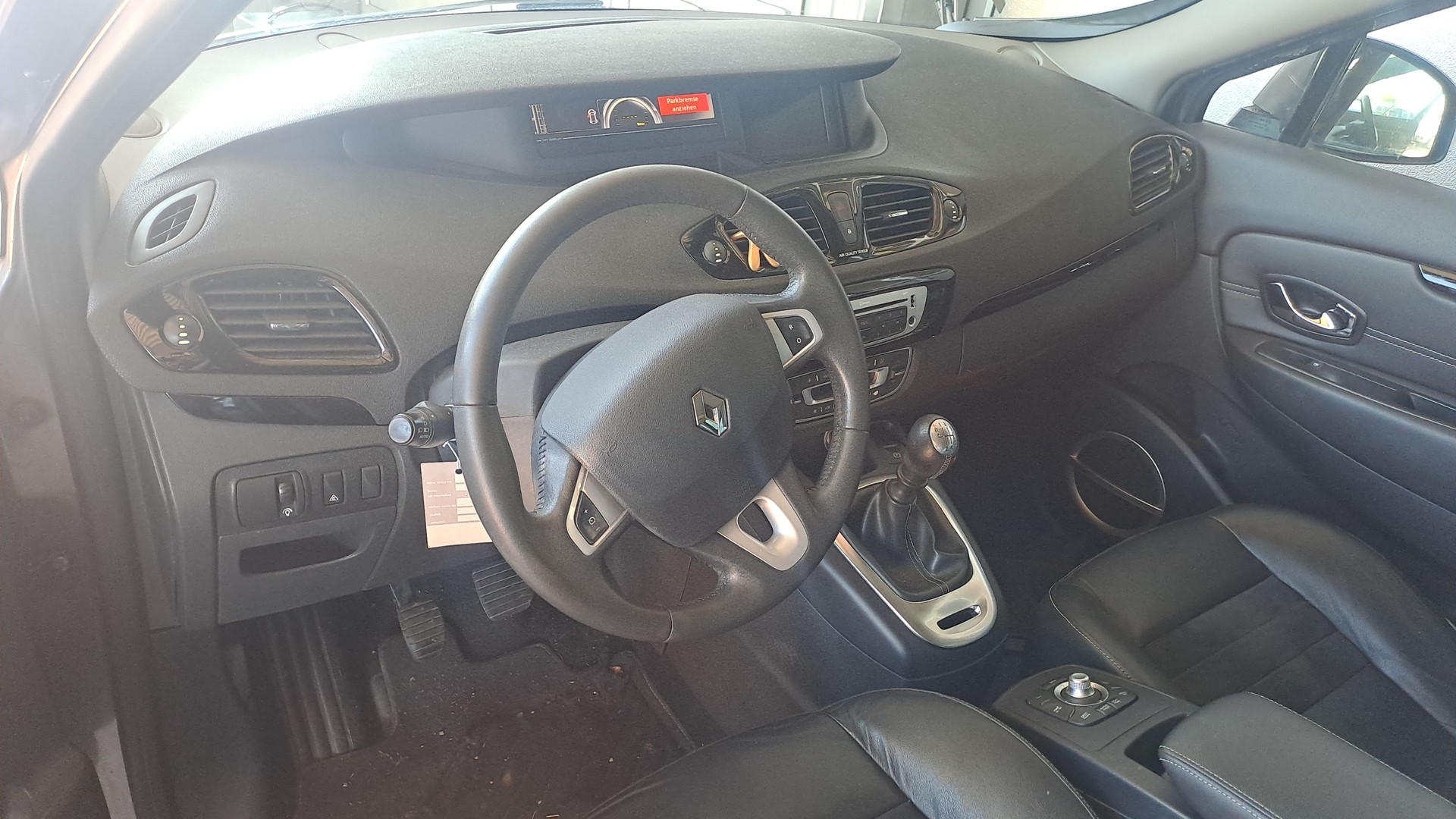 RENAULT Scénic 1.4 16V Turbo Bose-image-7