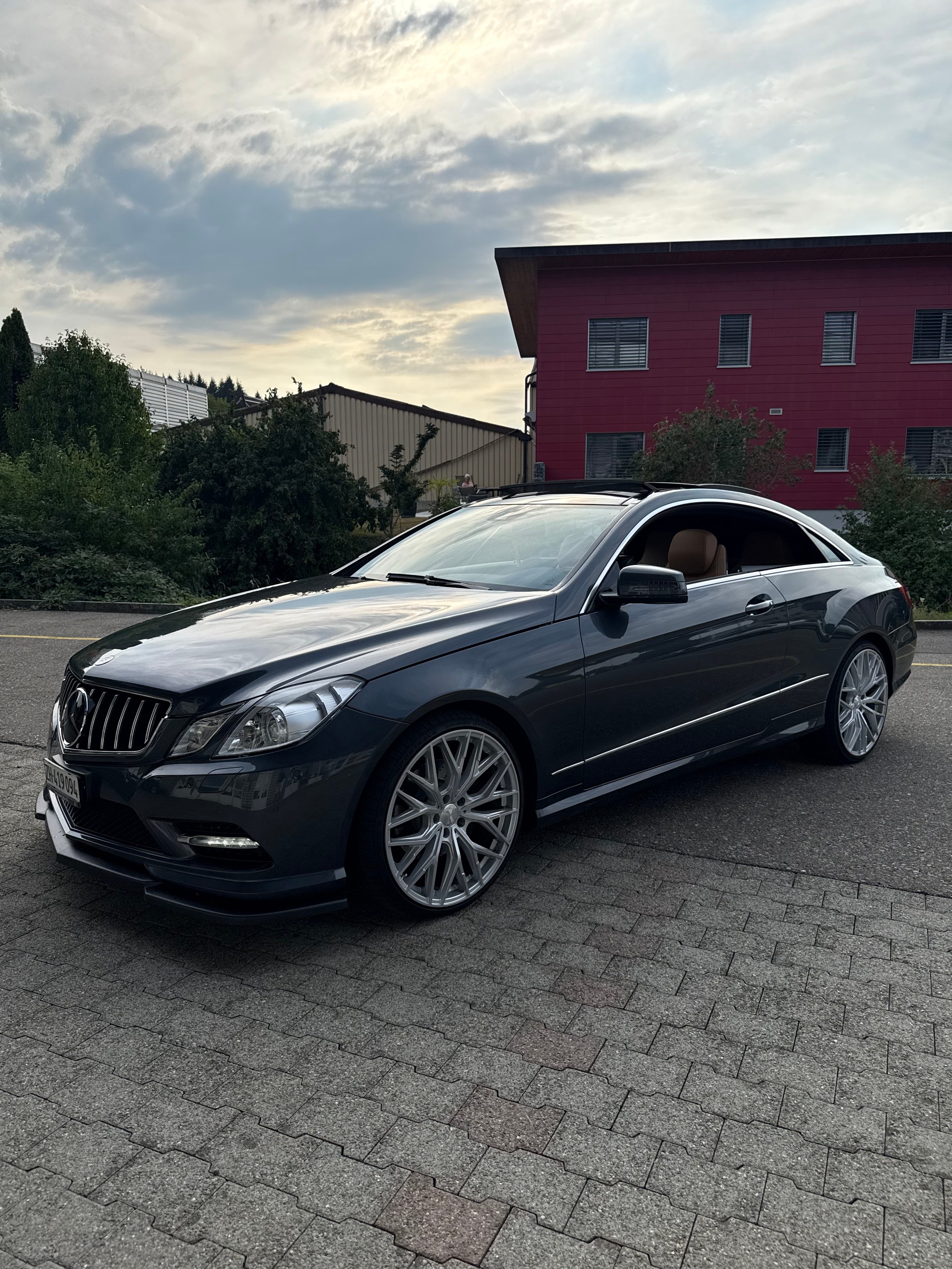 MERCEDES-BENZ Mercedes-Benz E 350 | AMG Line | 20” NEU | Sitzkühlung & Memory | Distronic | Schiebedach | Harman Kardon | Sportauspuff