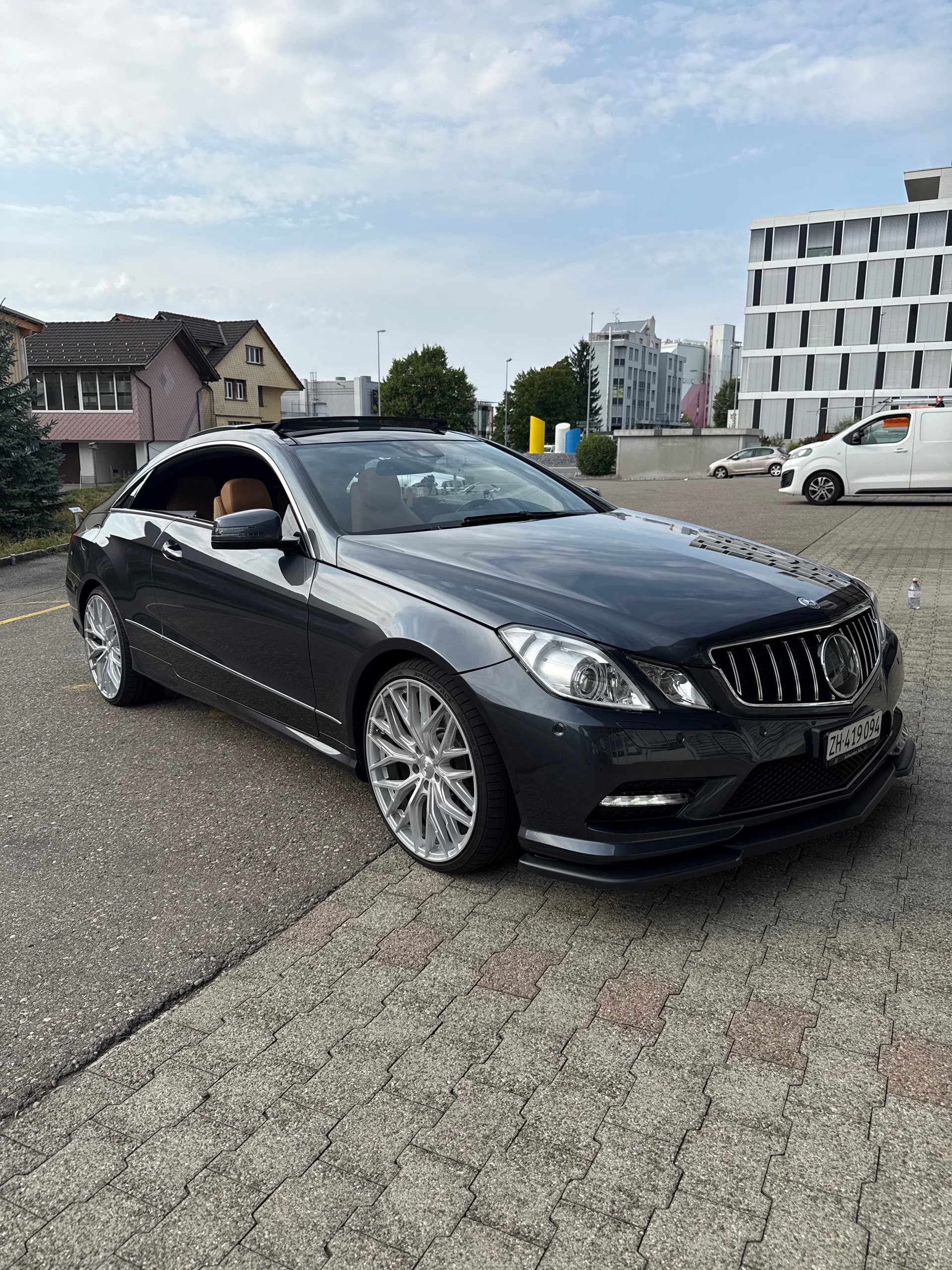 MERCEDES-BENZ Mercedes-Benz E 350 | AMG Line | 20” NEU | Sitzkühlung & Memory | Distronic | Schiebedach | Harman Kardon | Sportauspuff-image-2
