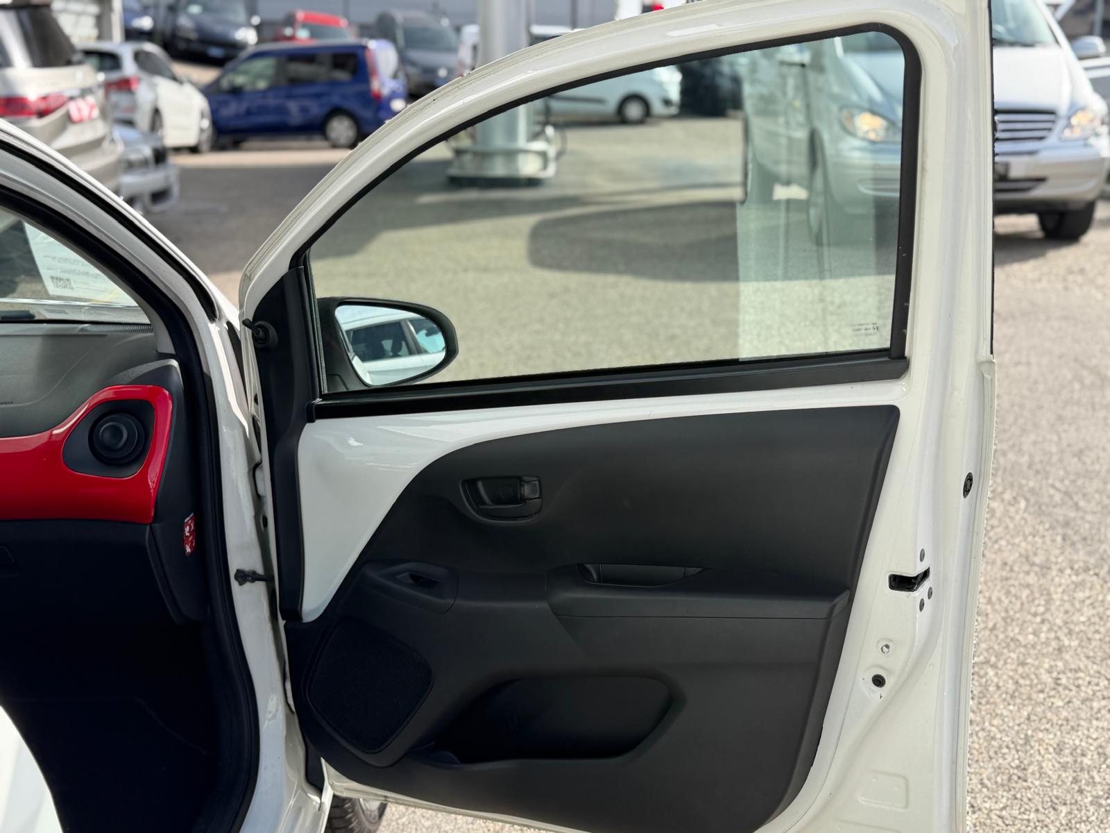 PEUGEOT 108 1.2 VTi Active-image-8