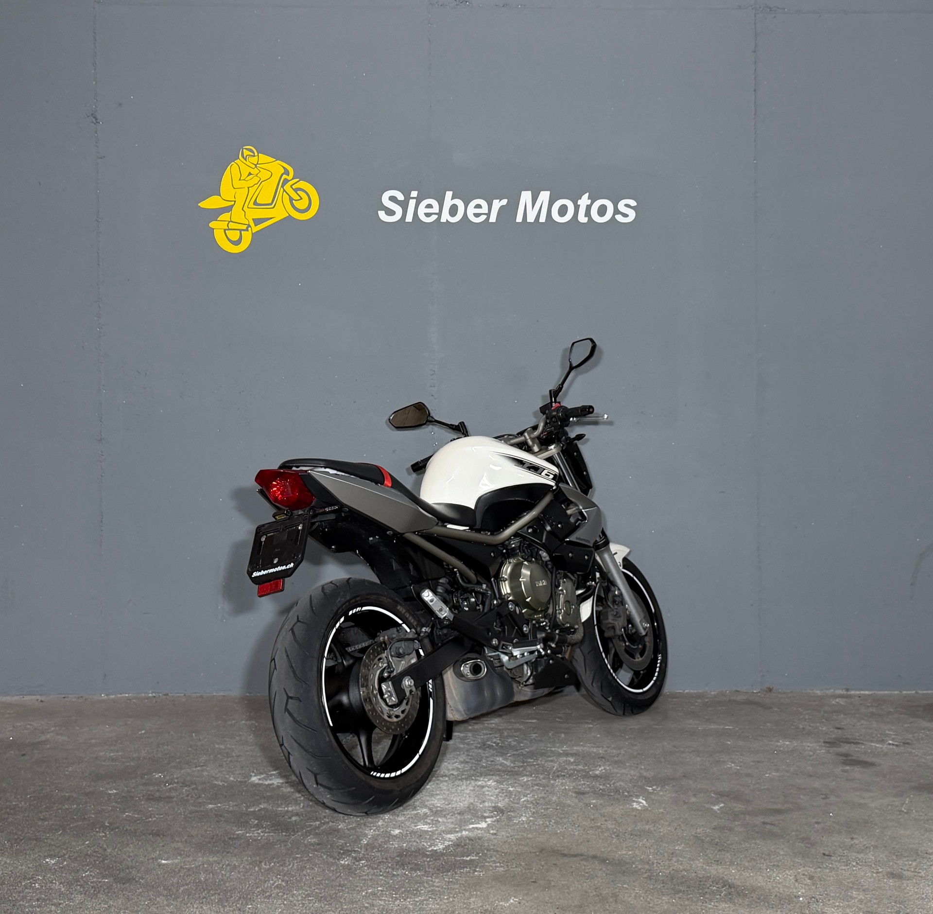 YAMAHA XJ6N ABS-showroom-element-3