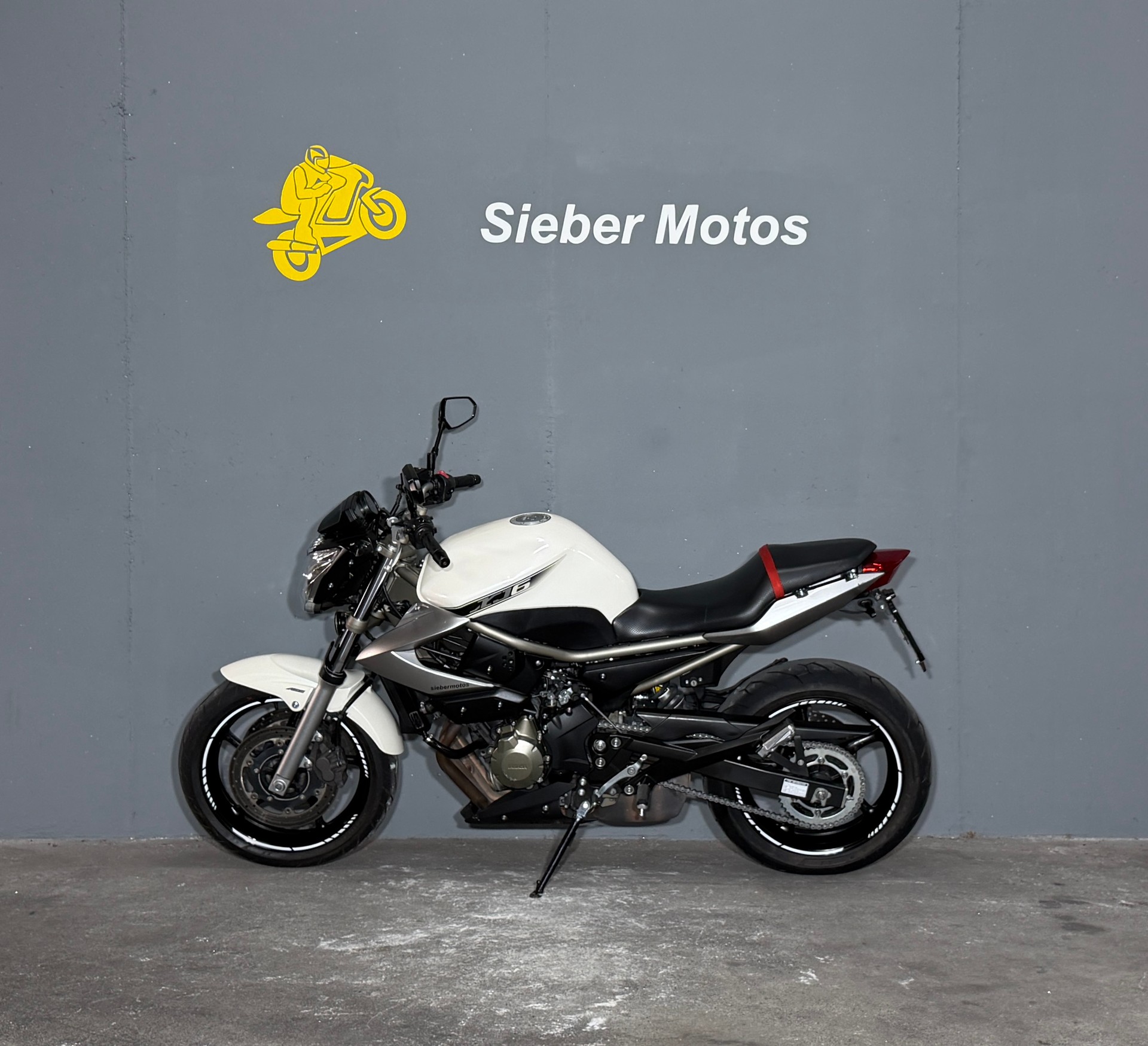YAMAHA XJ6N ABS-showroom-element-2