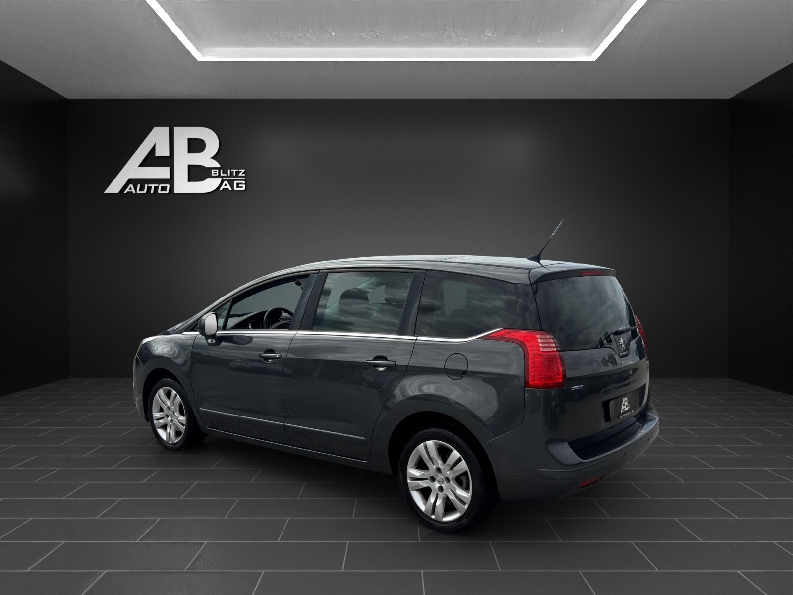 PEUGEOT 5008 2.0 BlueHDI Business Line mit 150 PS * 7-Plätzer *-image-2