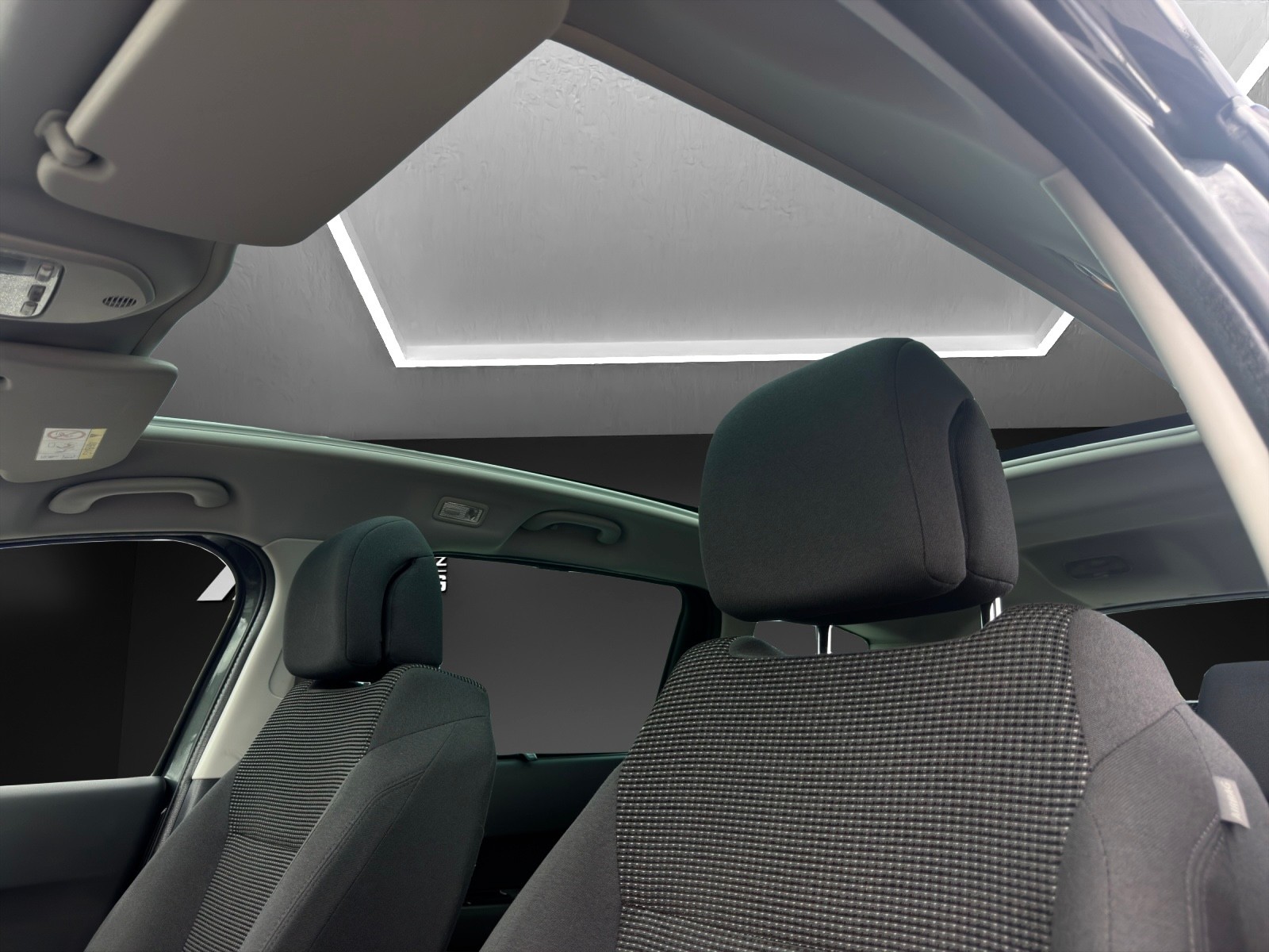 PEUGEOT 5008 2.0 BlueHDI Business Line mit 150 PS * 7-Plätzer *-image-12