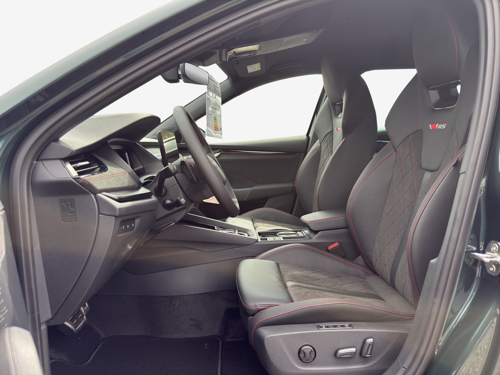 SKODA Octavia Combi 2.0 TSI DSG RS 30 Years Edition-image-7