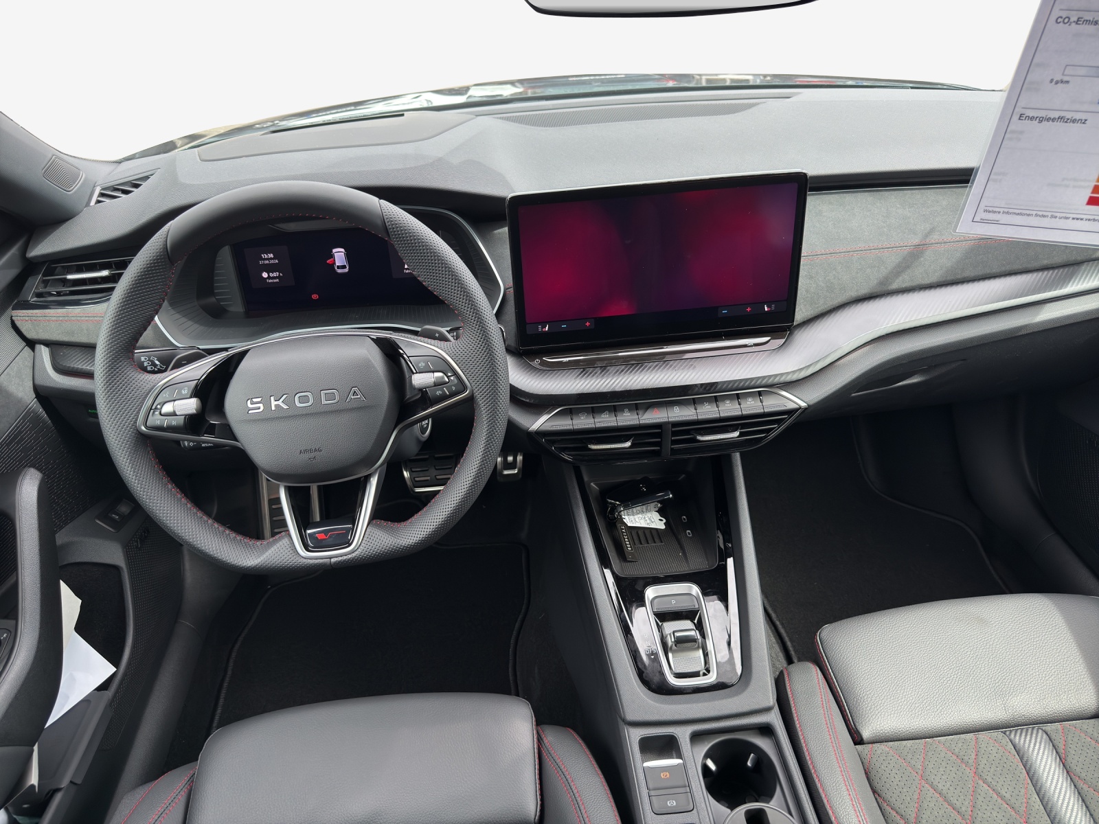 SKODA Octavia Combi 2.0 TSI DSG RS 30 Years Edition-image-8
