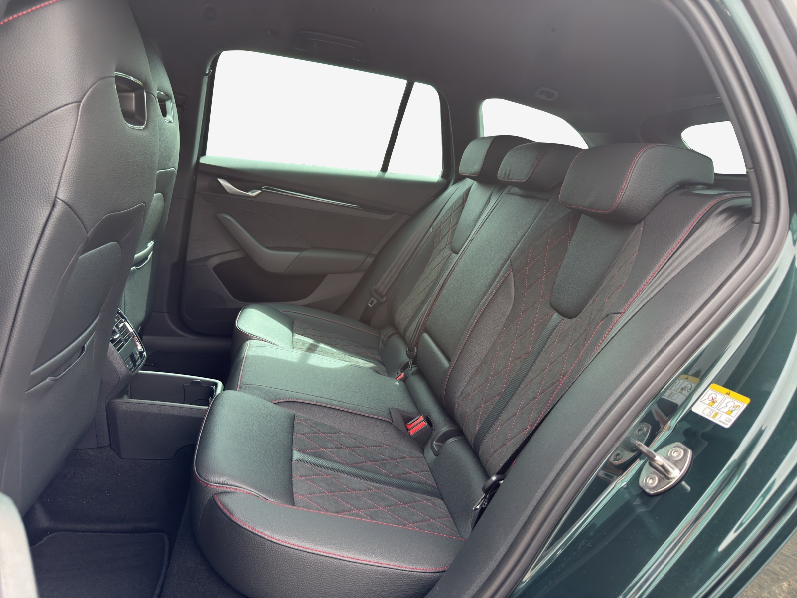 SKODA Octavia Combi 2.0 TSI DSG RS 30 Years Edition-image-11