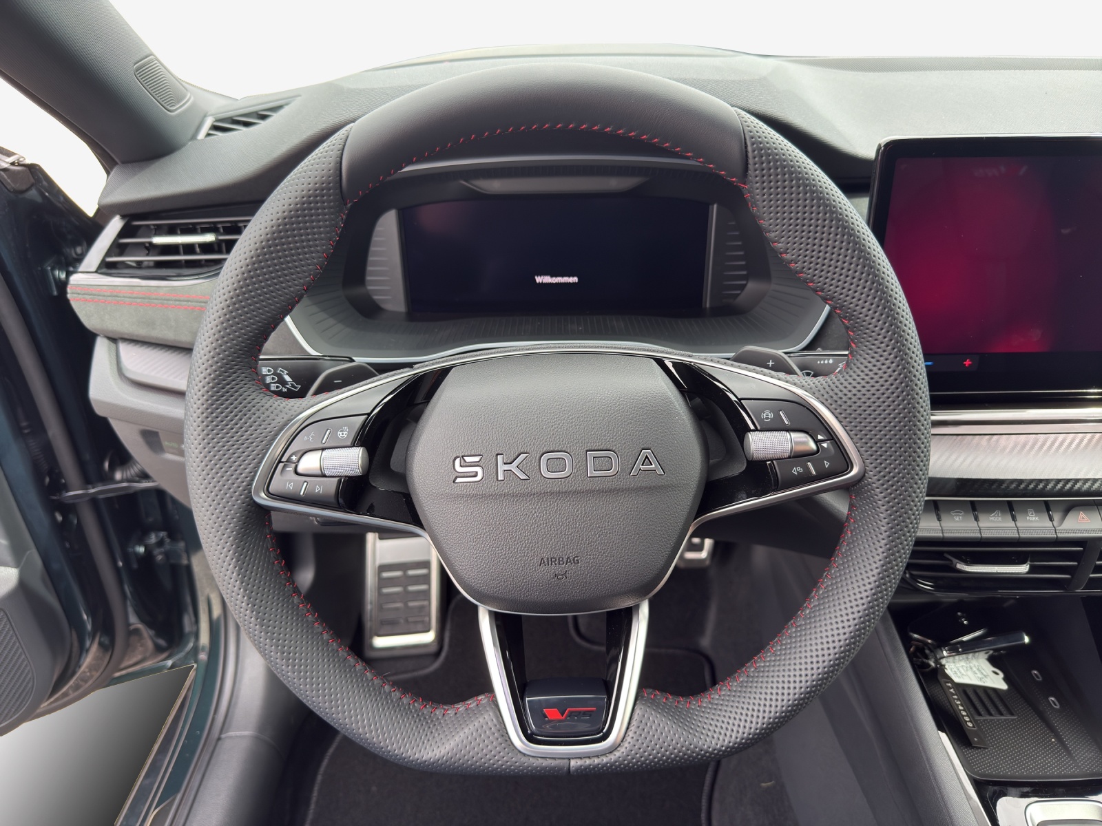 SKODA Octavia Combi 2.0 TSI DSG RS 30 Years Edition-image-9