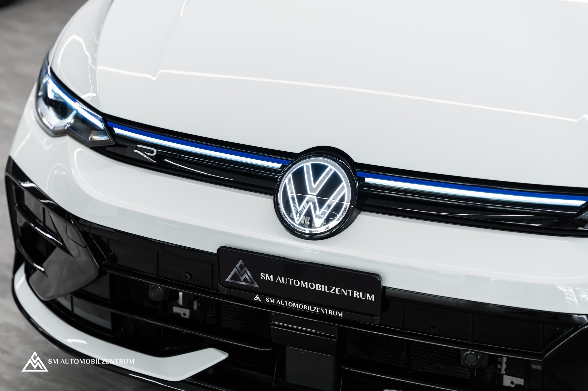 VW Golf VIII 2.0 TSI R DSG 4motion R-Performance / Facelift / Head-Up / Harman&Kardon / Rückfahrkamera-image-3