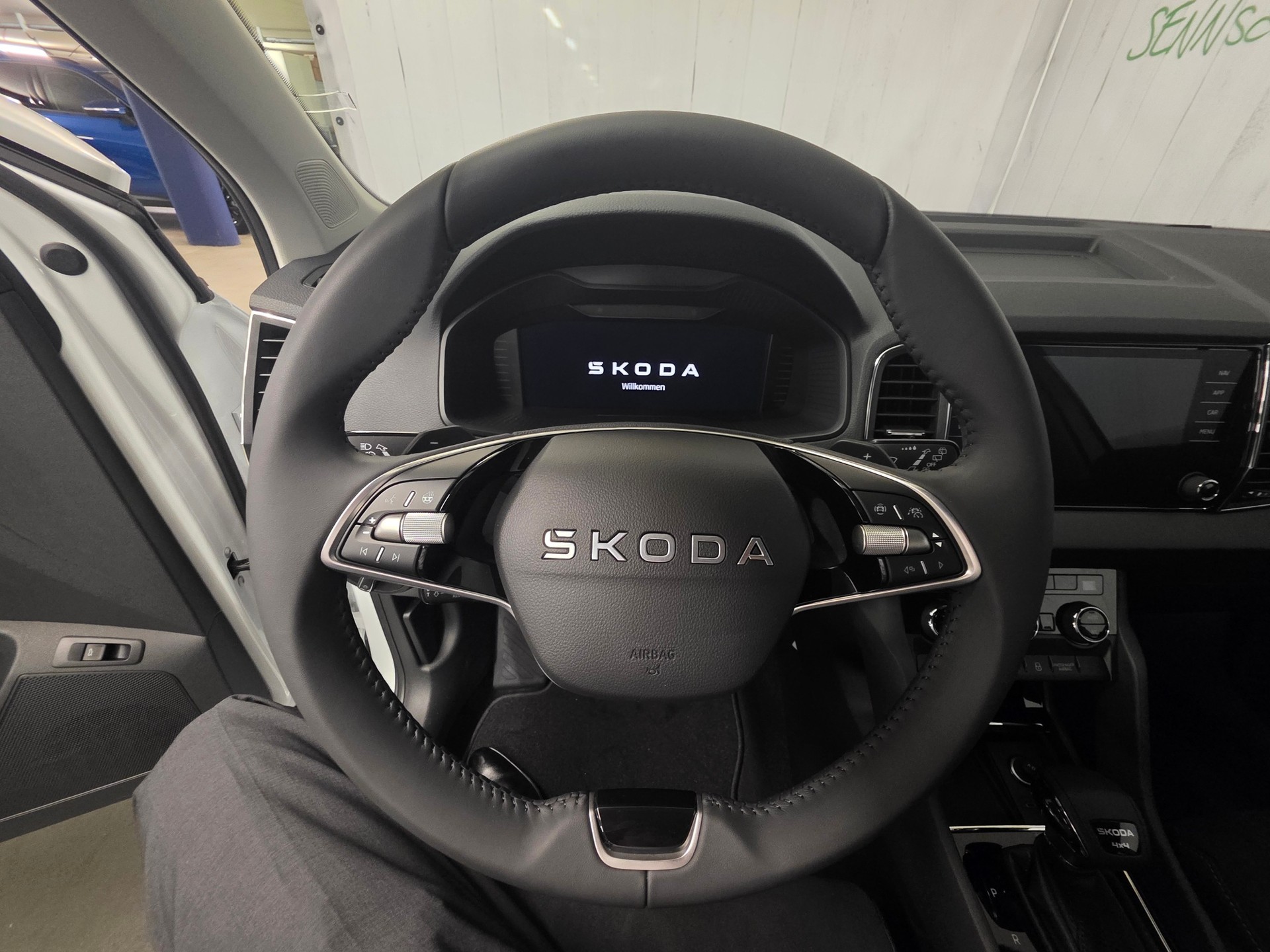 SKODA Karoq 2.0 TDI CR Dynamic 4x4 DSG-image-14