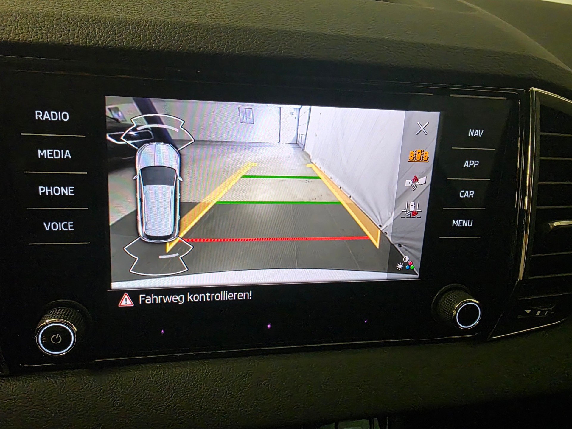 SKODA Karoq 2.0 TDI CR Dynamic 4x4 DSG-image-23