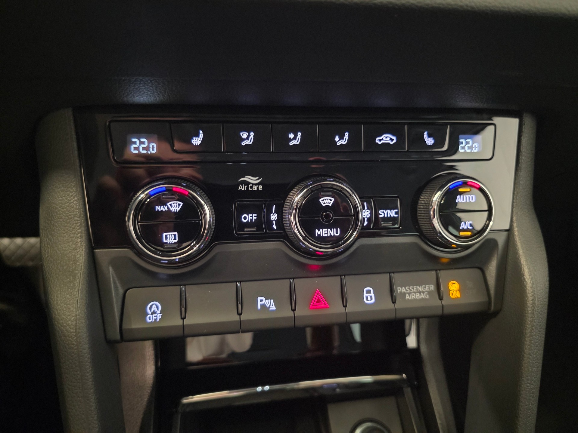 SKODA Karoq 2.0 TDI CR Dynamic 4x4 DSG-image-18