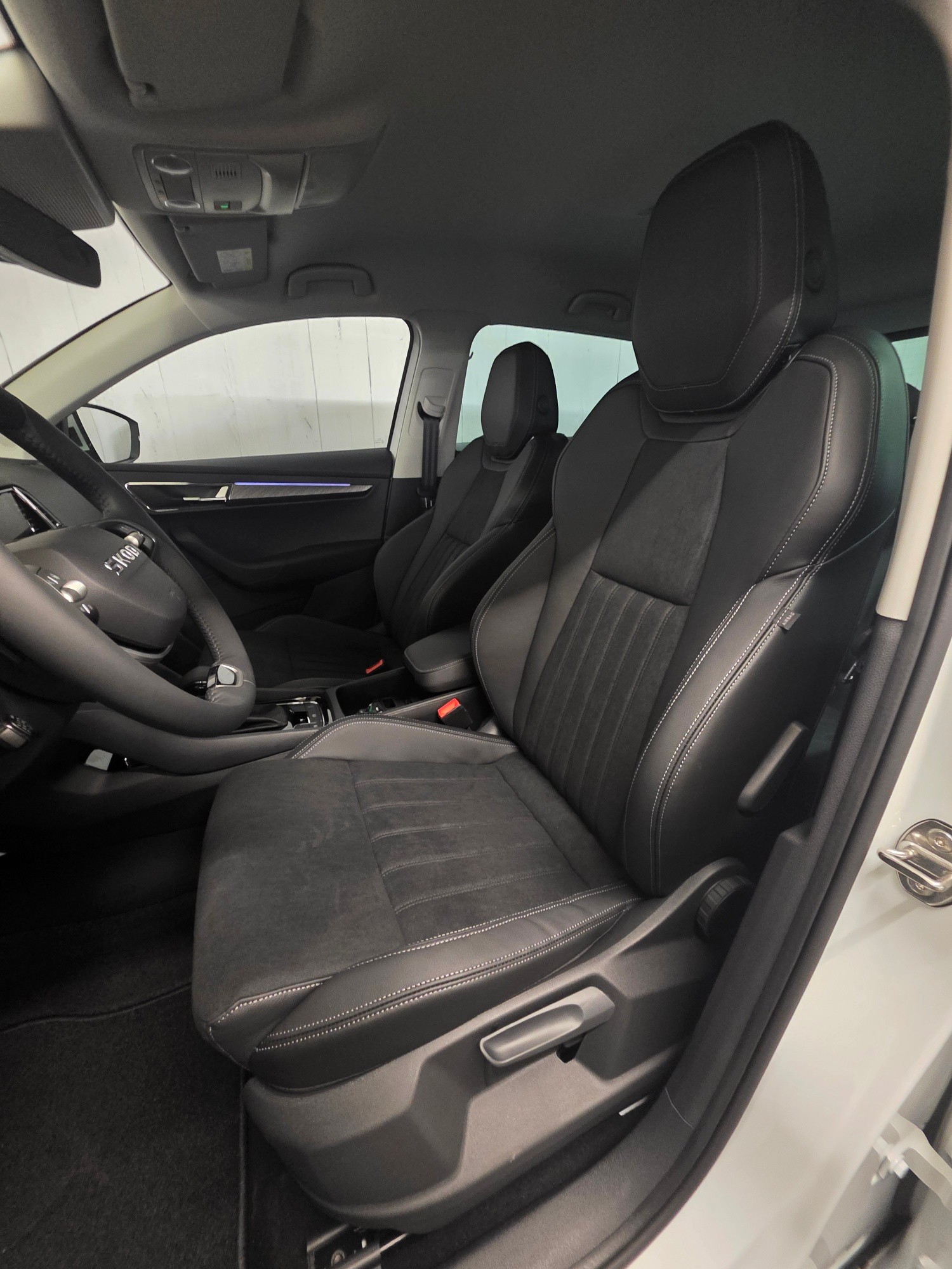 SKODA Karoq 2.0 TDI CR Dynamic 4x4 DSG-image-13