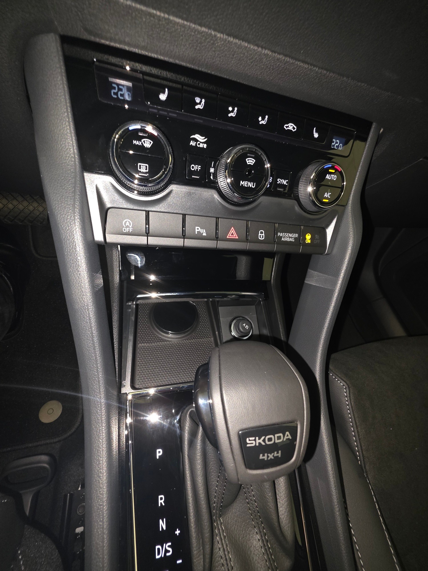 SKODA Karoq 2.0 TDI CR Dynamic 4x4 DSG-image-17