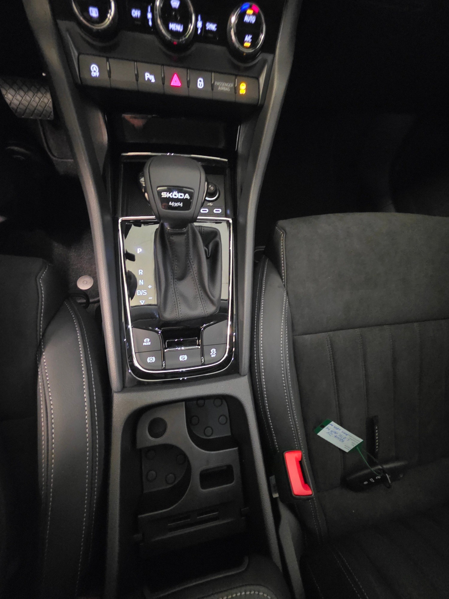 SKODA Karoq 2.0 TDI CR Dynamic 4x4 DSG-image-16