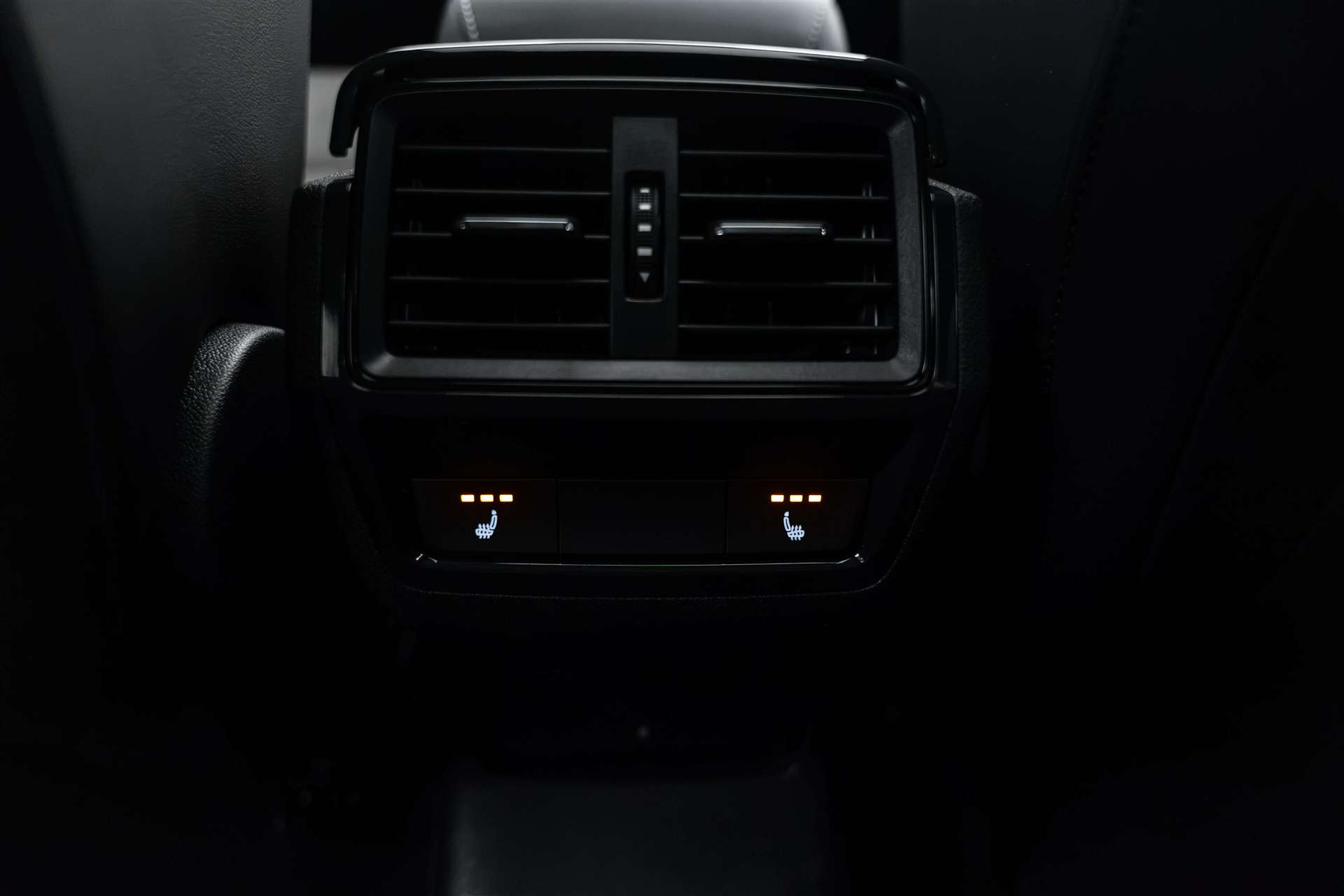 SKODA SKODA Karoq 2.0 TSi SportLine 4x4 DSG-Automat-image-16