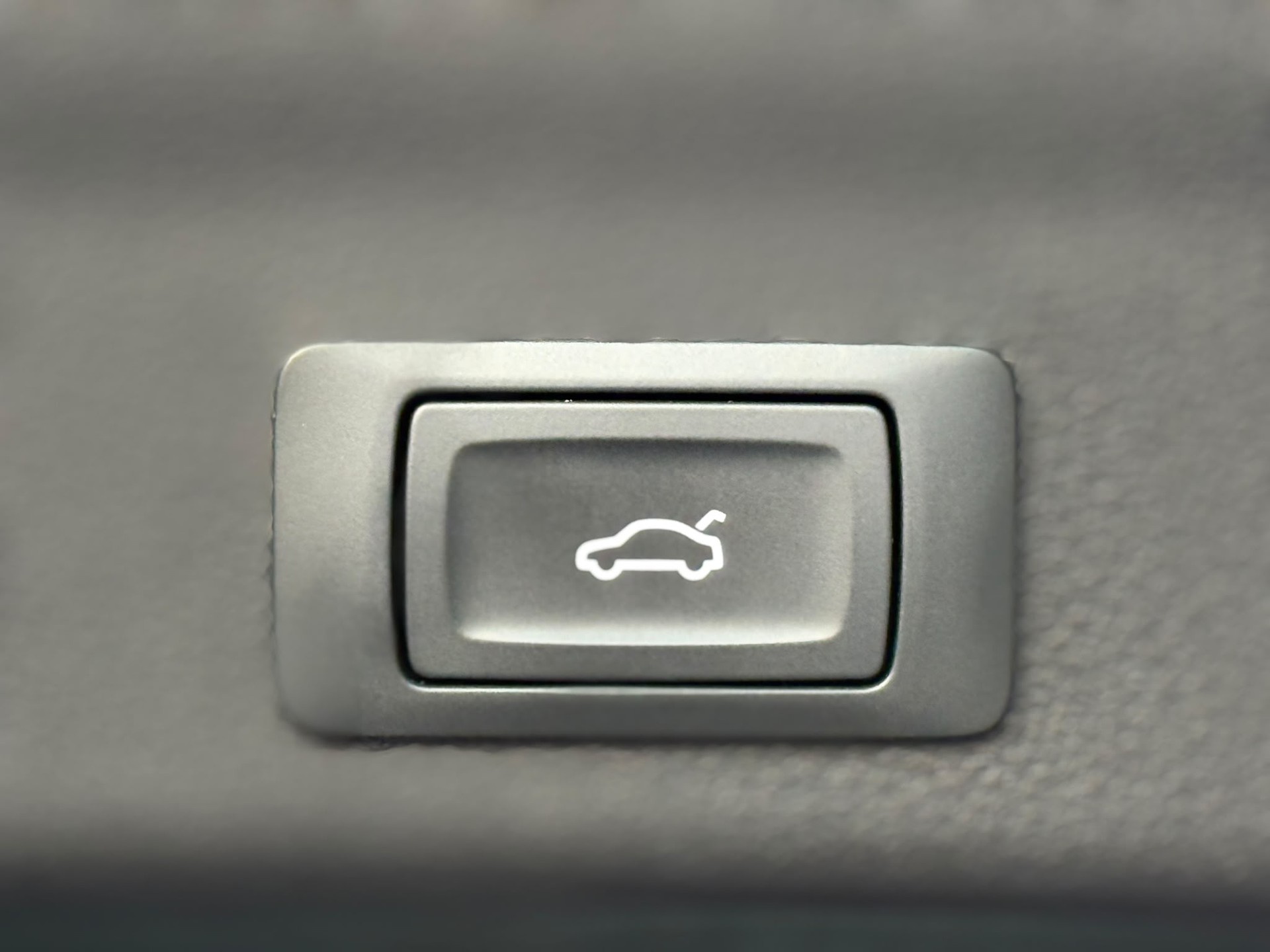 AUDI A6 Avant 2.0 40 TDI quattro S-Tronic-image-23