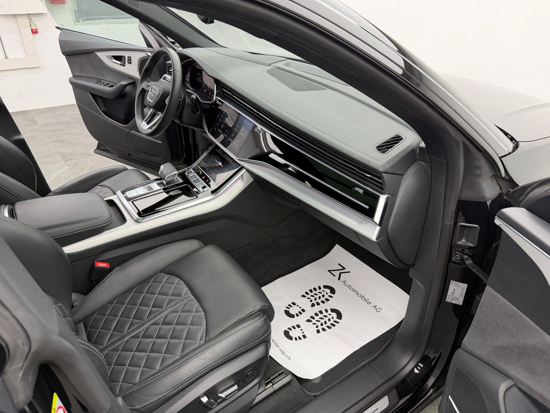 AUDI Q8 55 TFSI S-Line Mythos Black Ed. quattro tiptronic / 360° Kamera / Panoramadach / B&O Sound / Head-Up / Leder / Keyless /-image-9