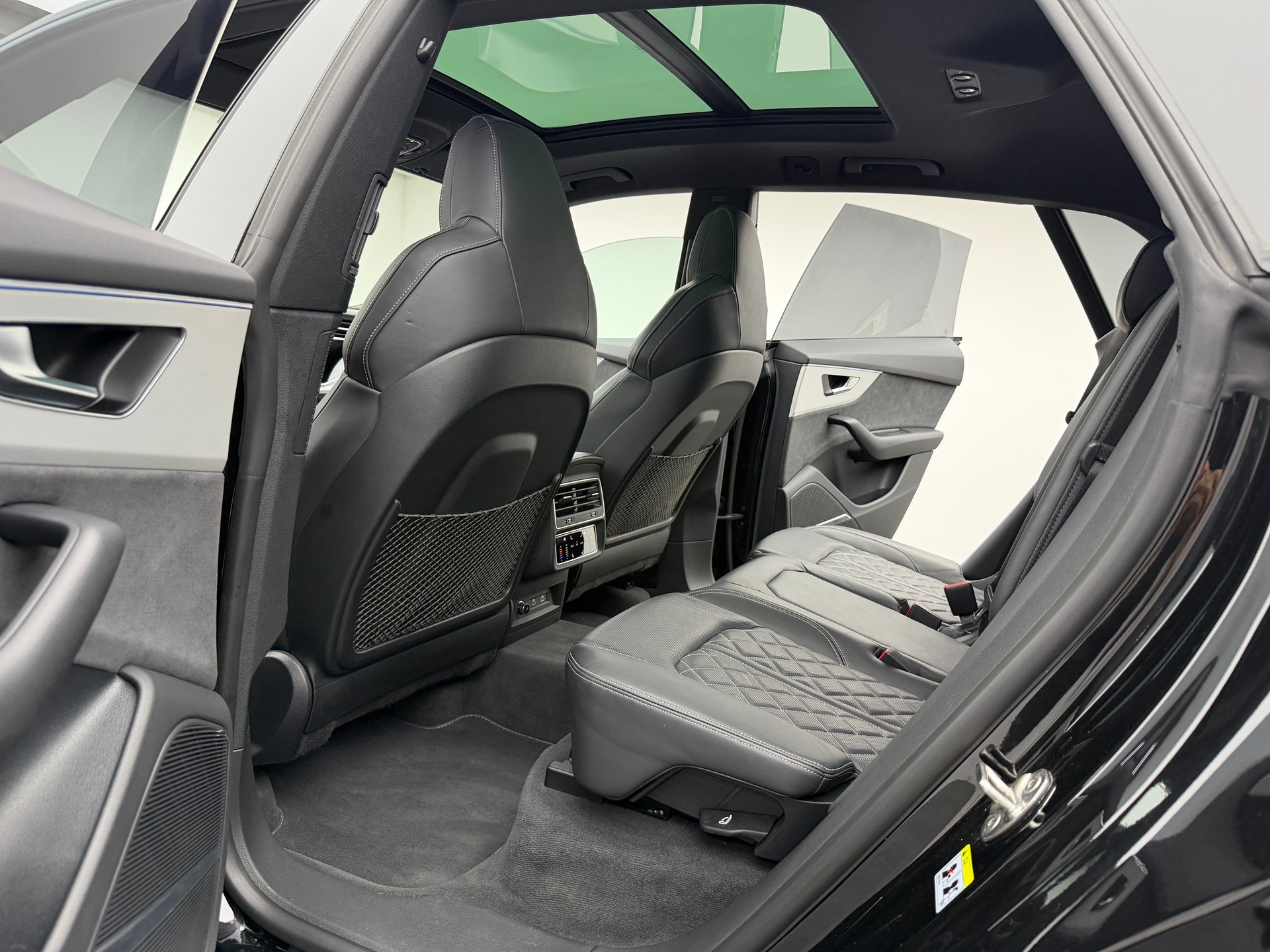 AUDI Q8 55 TFSI S-Line Mythos Black Ed. quattro tiptronic / 360° Kamera / Panoramadach / B&O Sound / Head-Up / Leder / Keyless /-image-8