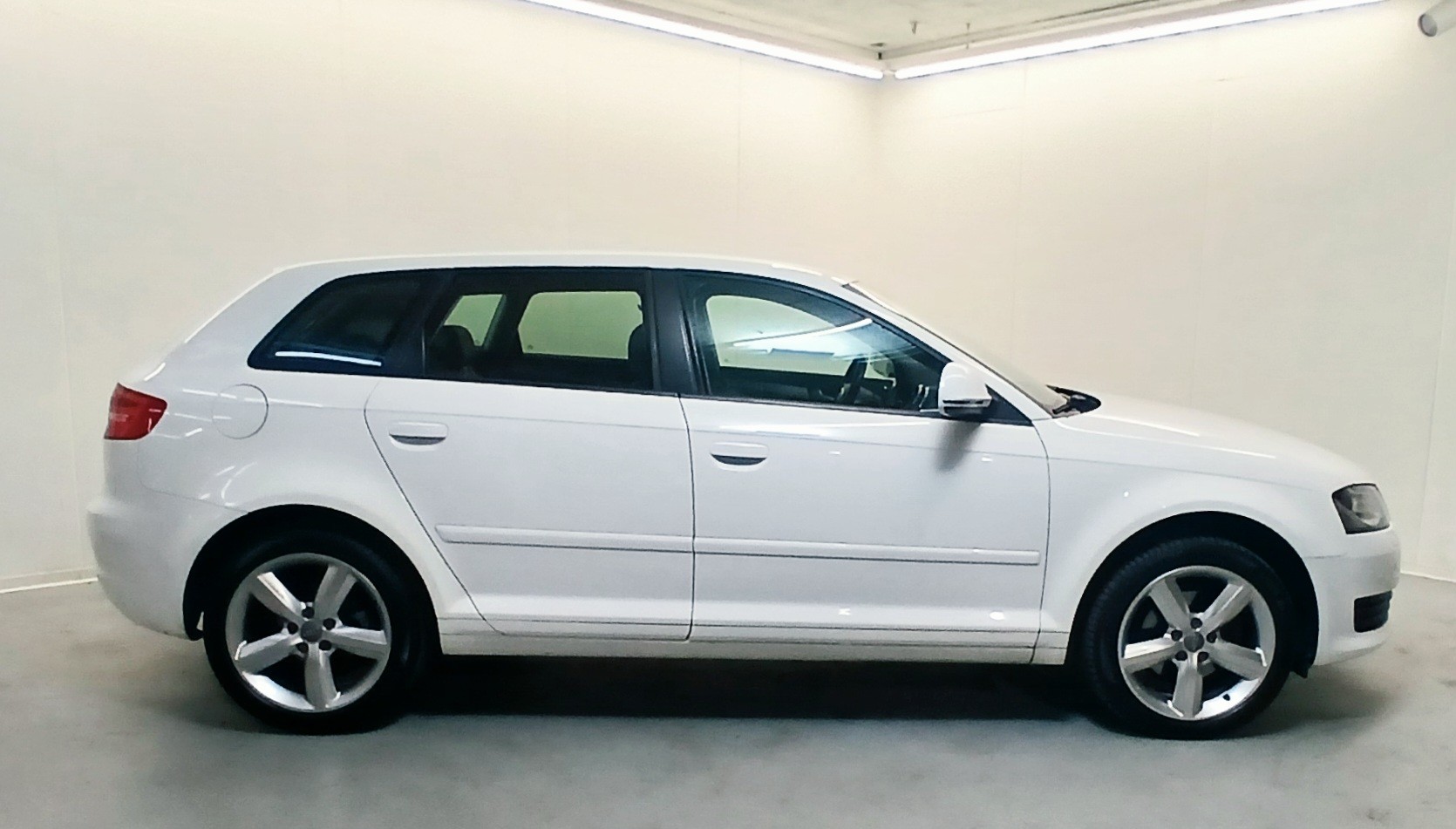 AUDI A3 Sportback 1.8 TFSI Ambition S-tronic-image-2