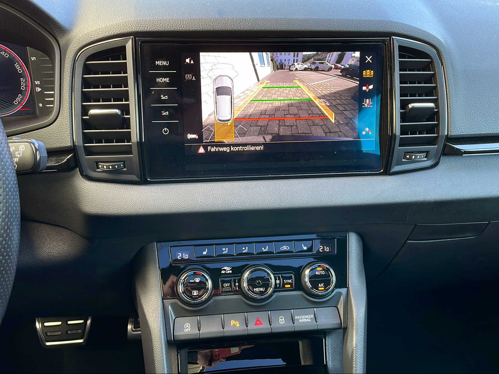 SKODA Karoq 2.0 TSI SportLine 4x4 DSG-image-9