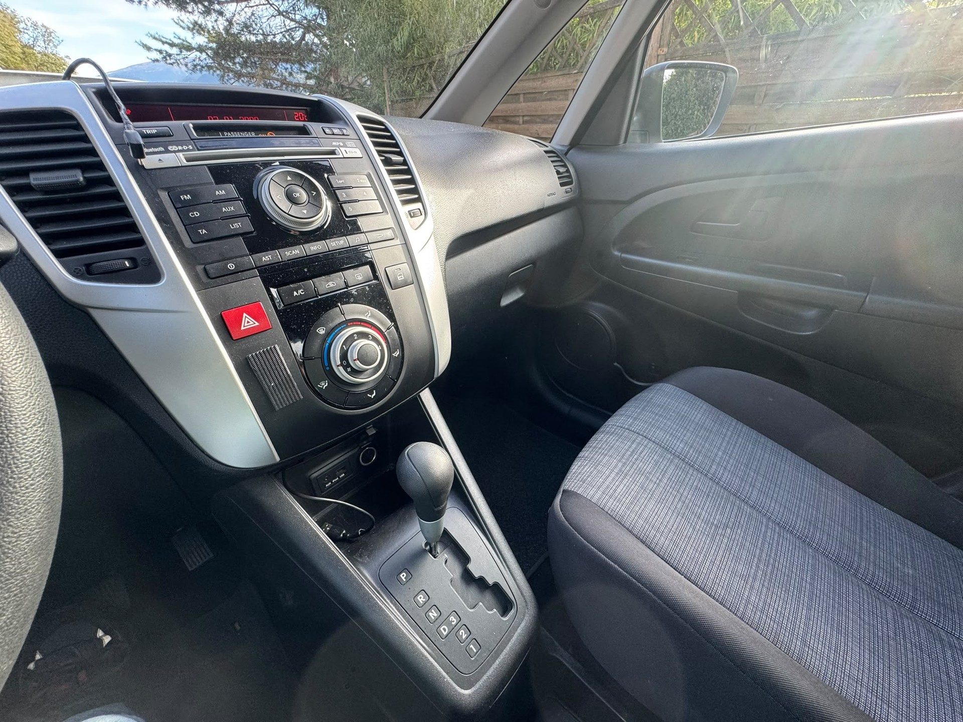 KIA Venga 1.6 CVVT Style Automatic-image-9