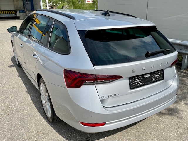 SKODA Octavia Combi 2.0 TDI DSG Style 4x4-image-11
