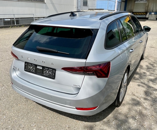 SKODA Octavia Combi 2.0 TDI DSG Style 4x4-image-10