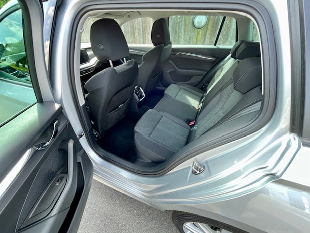 SKODA Octavia Combi 2.0 TDI DSG Style 4x4-image-8