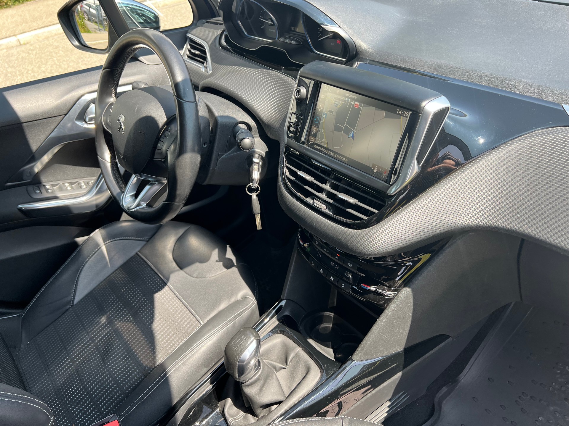 PEUGEOT 2008 1.2 PureTech Allure-image-18