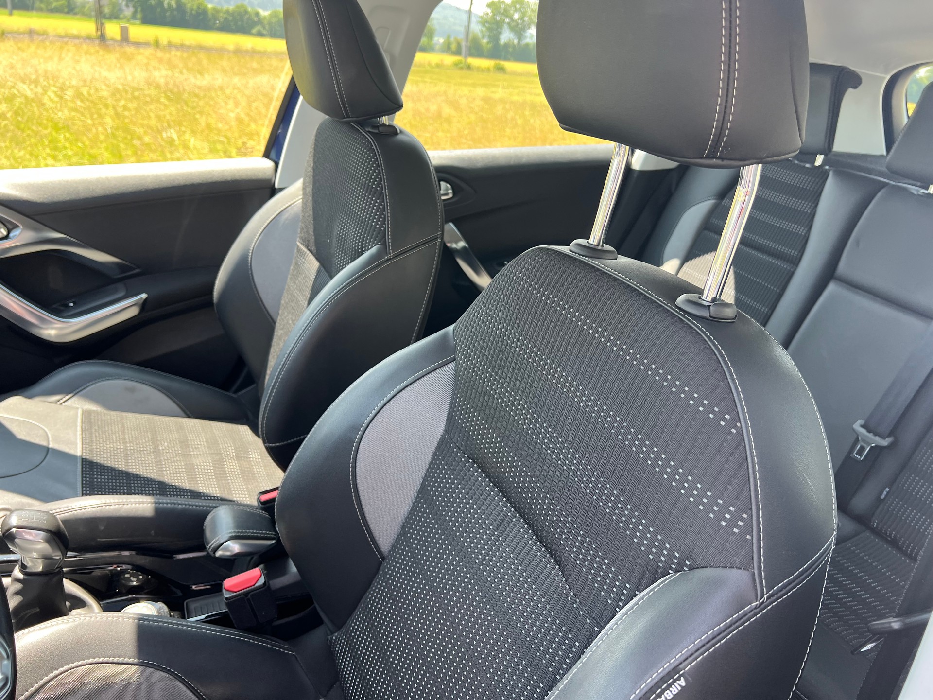 PEUGEOT 2008 1.2 PureTech Allure-image-24