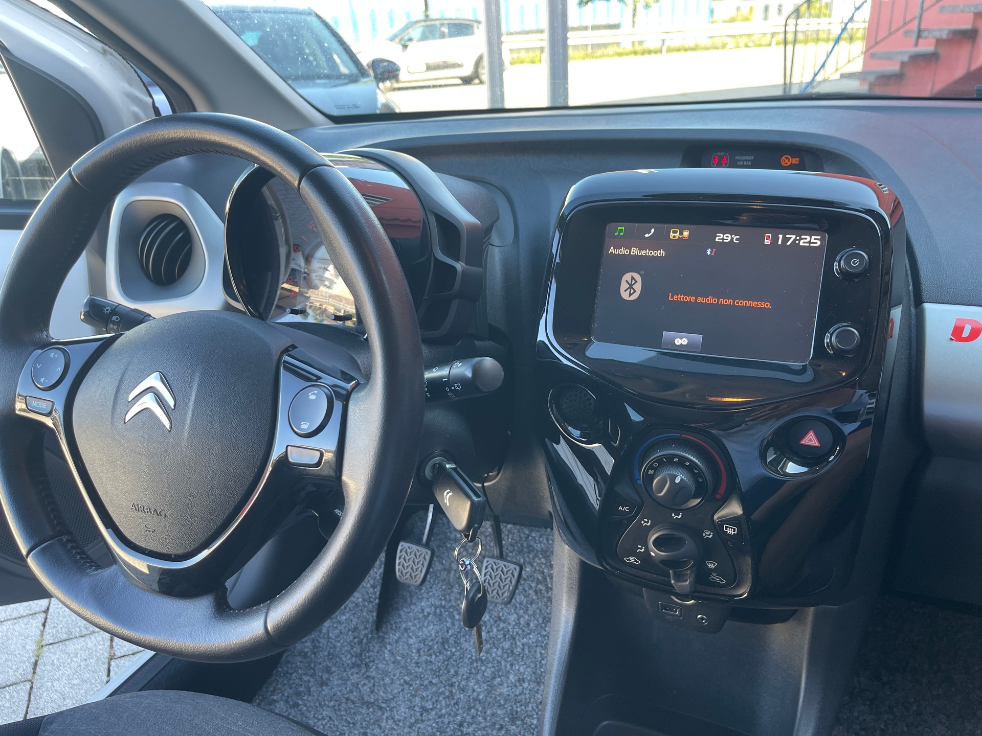CITROEN C1 1.2 VTi Swiss&Me-image-8