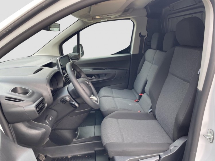 TOYOTA Proace City Van 1.5D Active Medium 4x4-image-4
