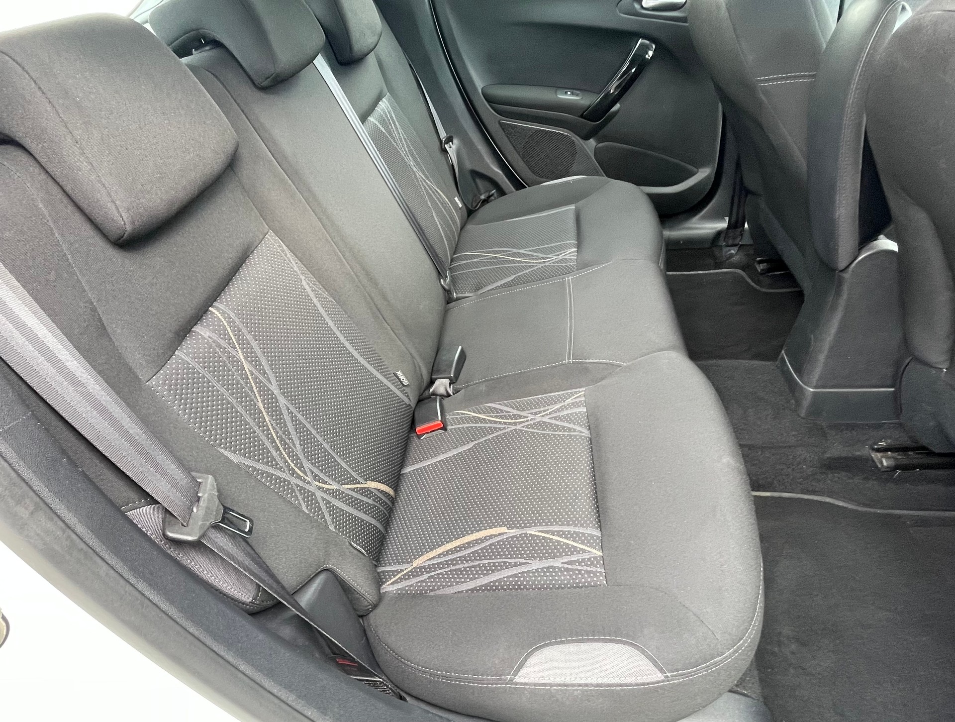 PEUGEOT 208 1.4 e-HDi Active EGS5-image-4