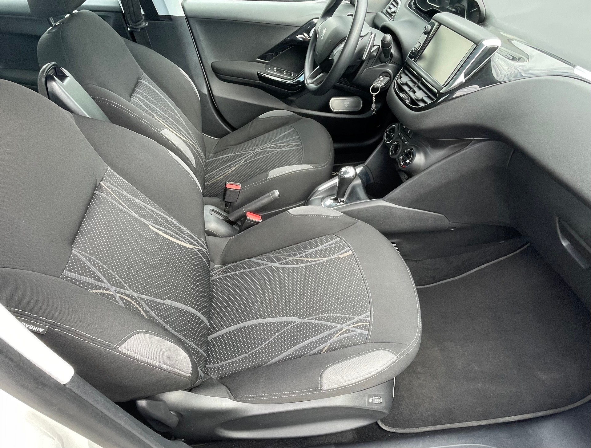 PEUGEOT 208 1.4 e-HDi Active EGS5-image-5