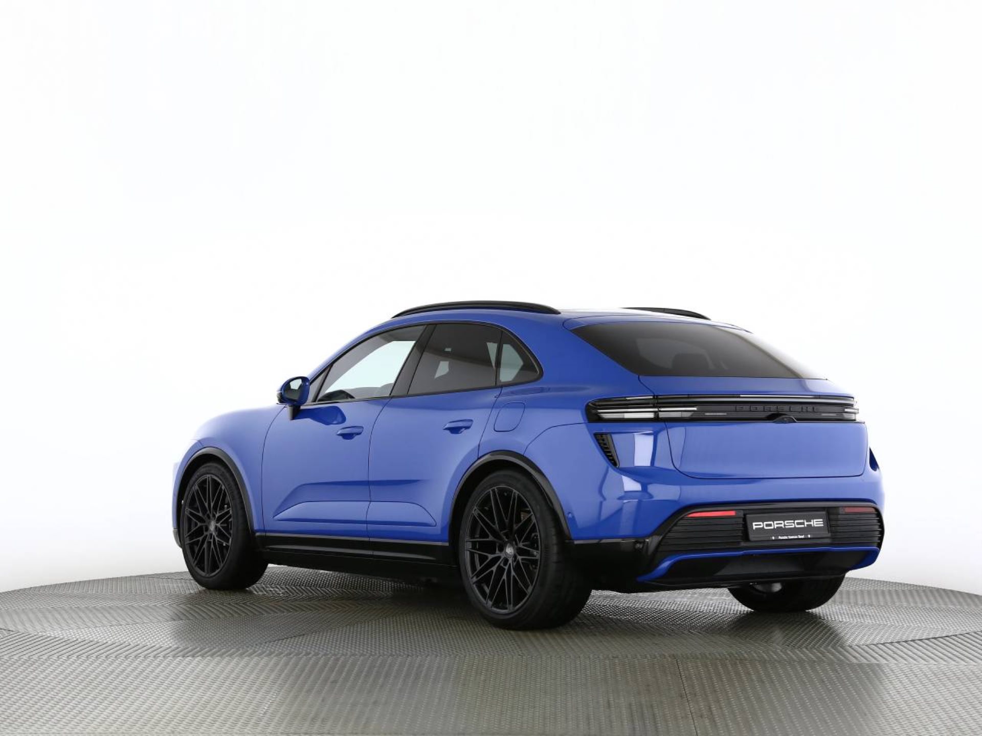 PORSCHE Macan Turbo-image-12