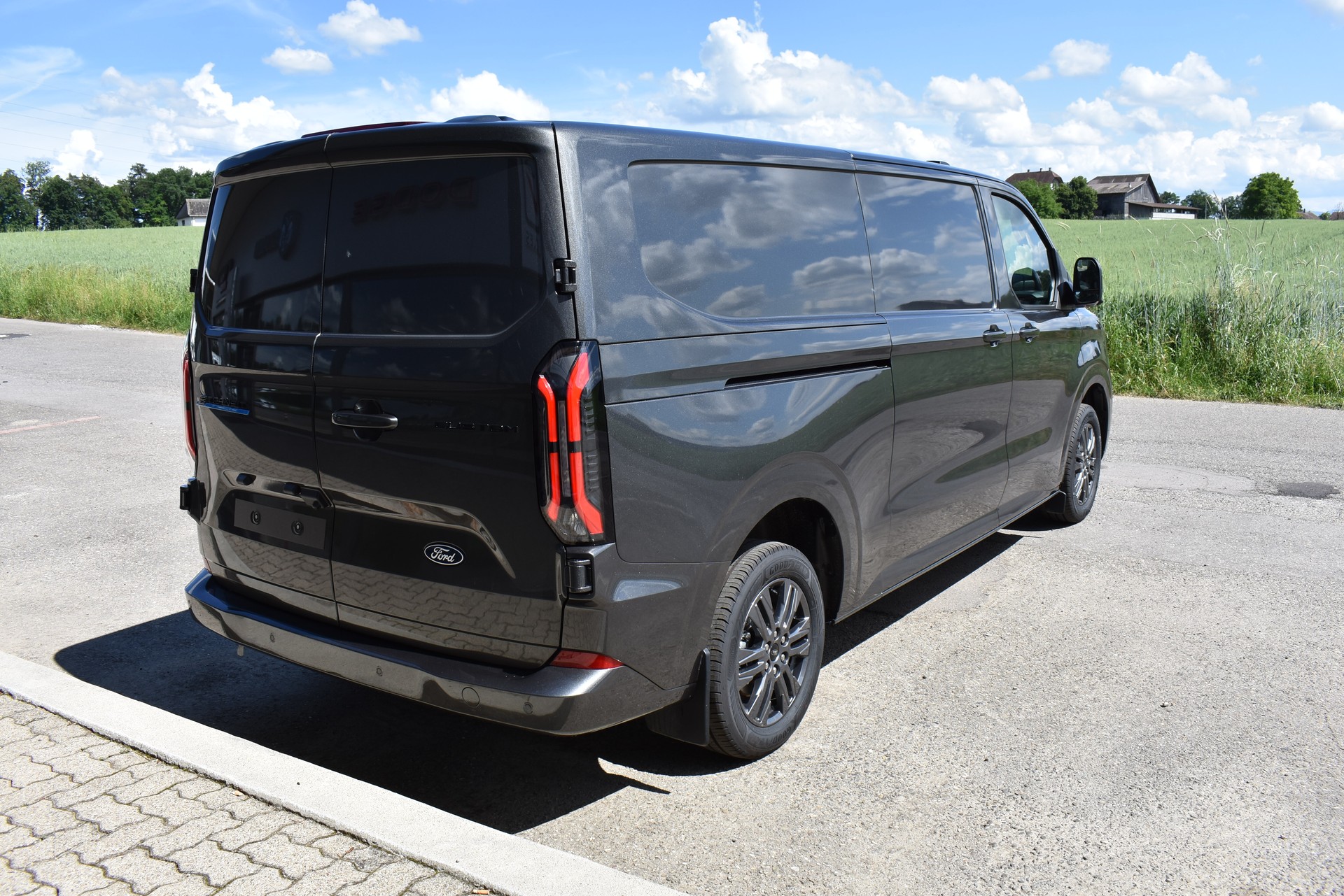 FORD Transit Custom Van 340 L2H1 83kWh Limited-image-6
