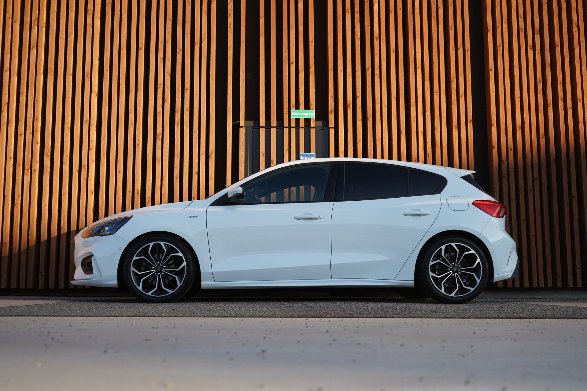 FORD FOCUS 1.5 TDCi ST LINE AUTOMATIC l 120 PS-image-1