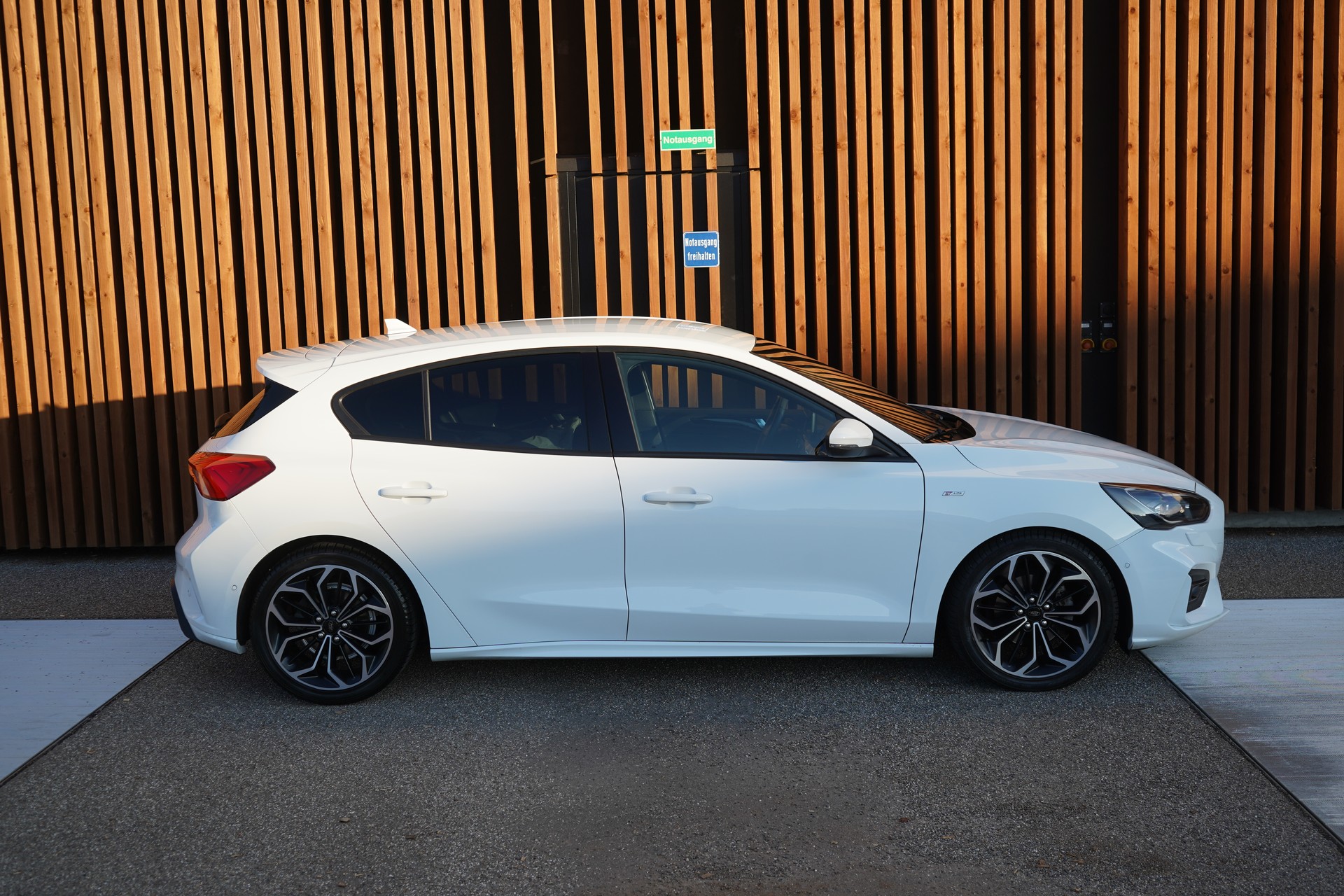 FORD FOCUS 1.5 TDCi ST LINE AUTOMATIC l 120 PS-image-4