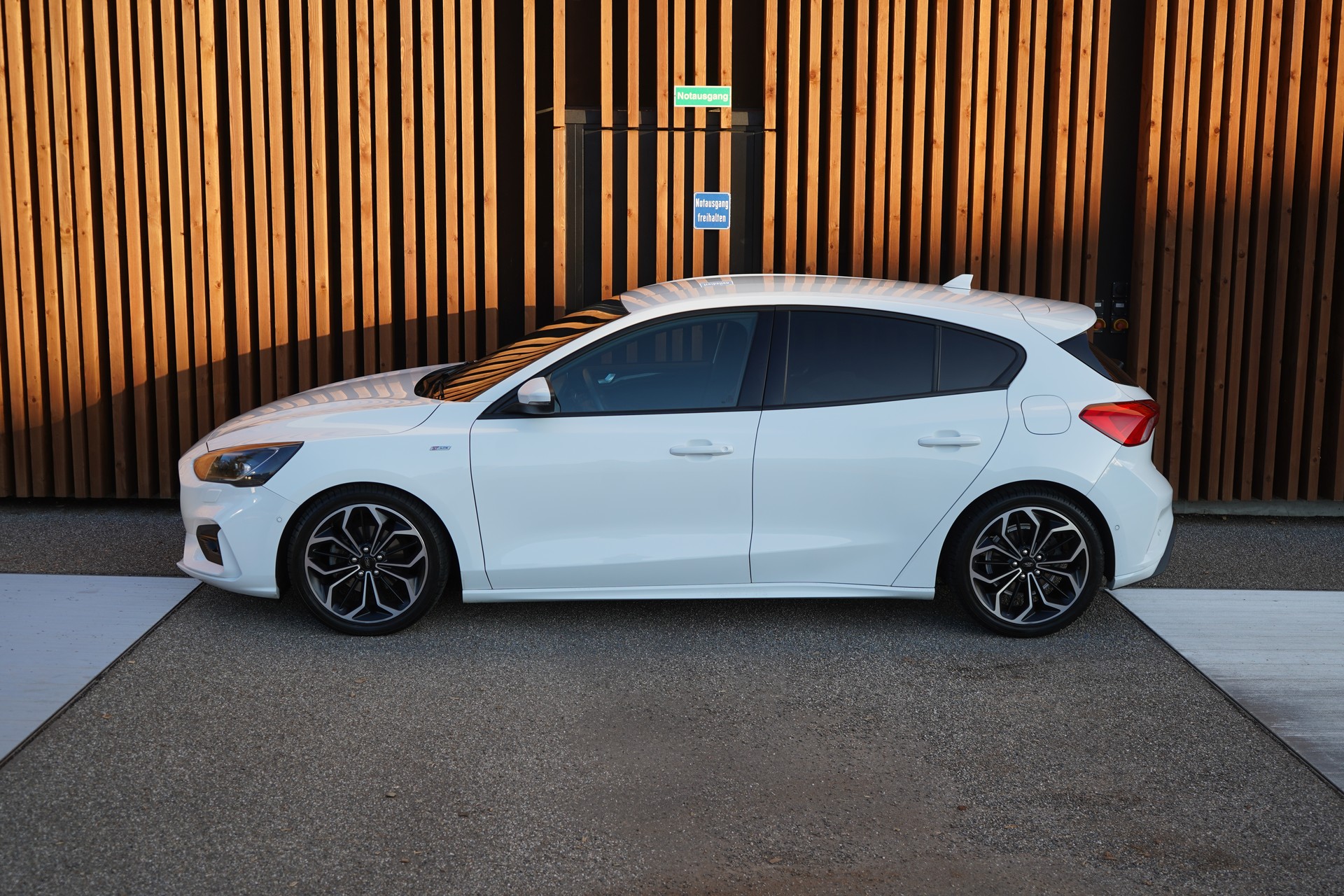 FORD FOCUS 1.5 TDCi ST LINE AUTOMATIC l 120 PS-image-5