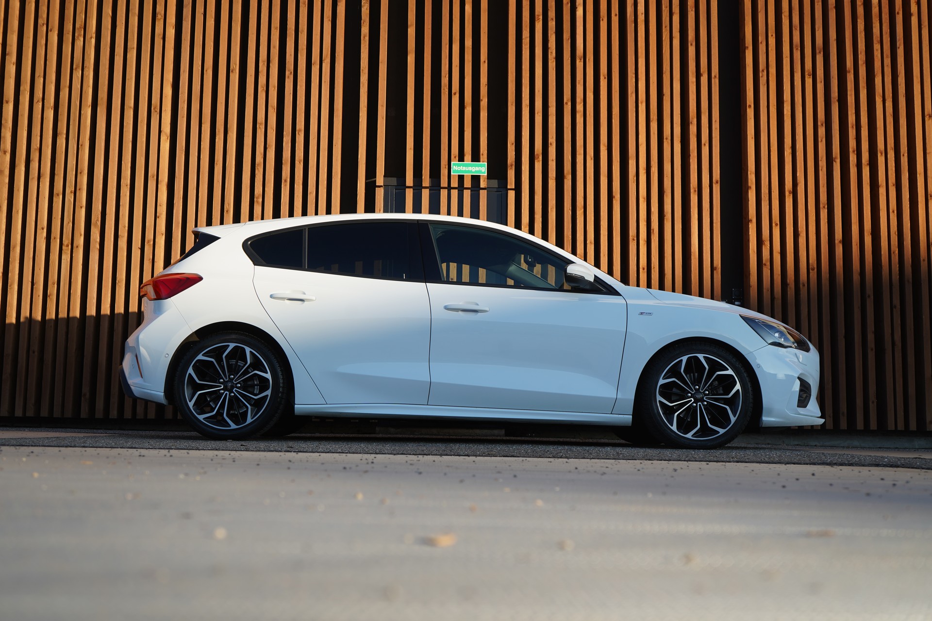 FORD FOCUS 1.5 TDCi ST LINE AUTOMATIC l 120 PS-image-2