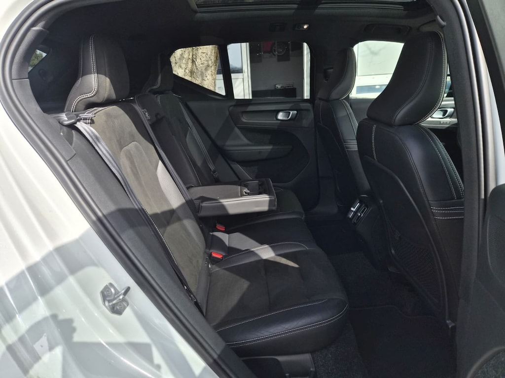 VOLVO XC40 D4 AWD R-Design Geartronic-image-10