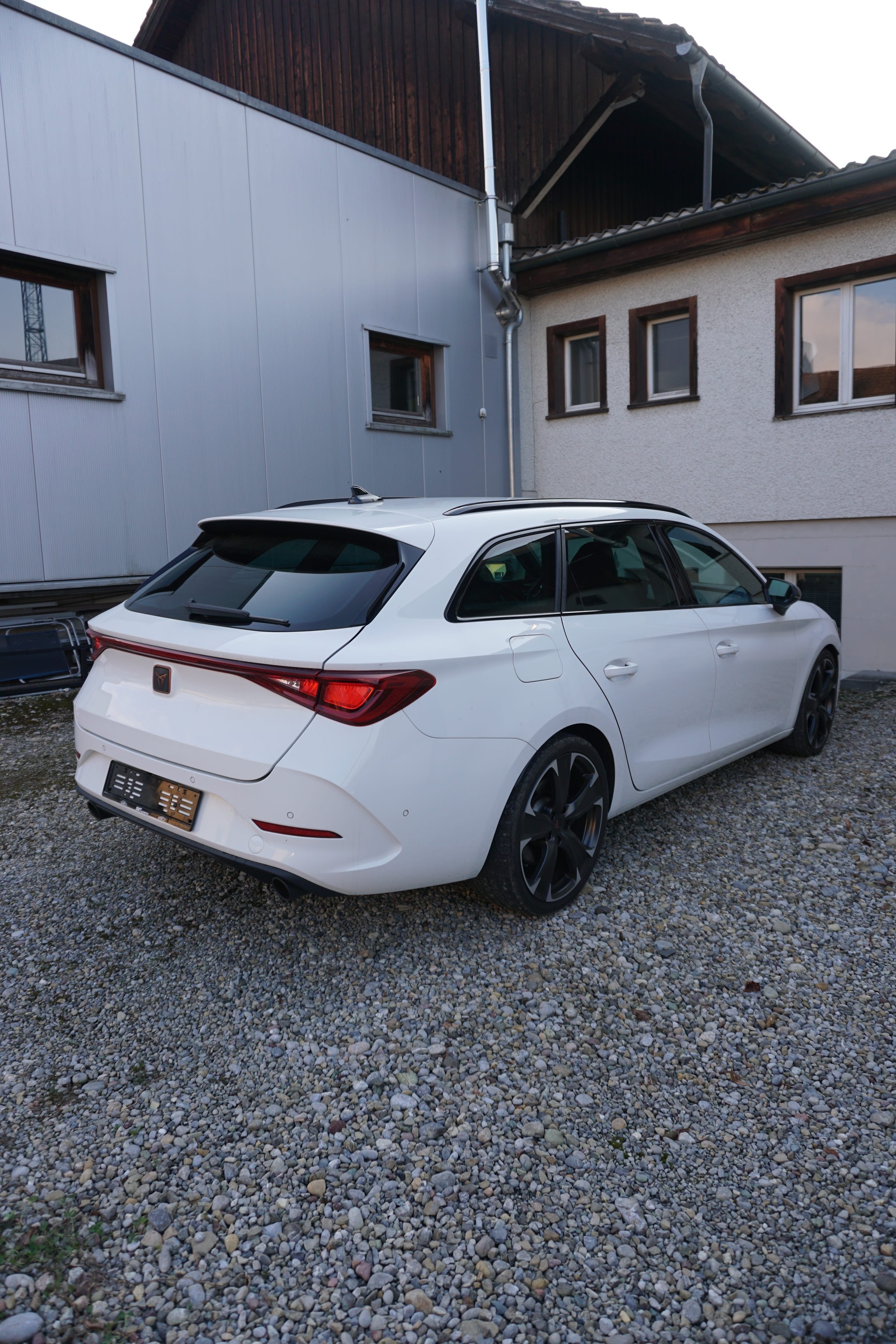 CUPRA LEON VZ 2.0 TSI DSG-image-3