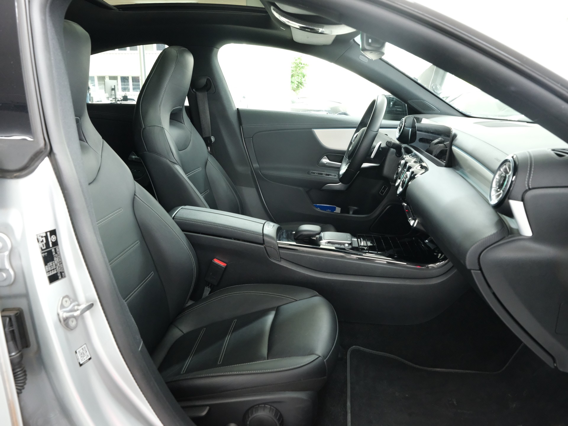 MERCEDES-BENZ CLA 200 AMG Line 7G-DCT-image-14