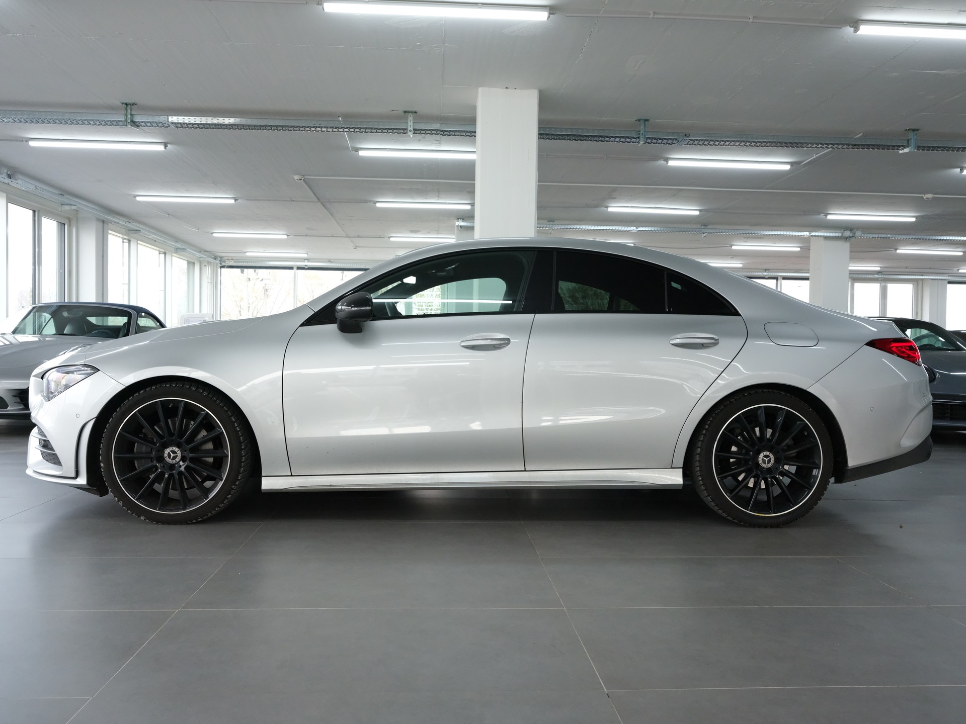 MERCEDES-BENZ CLA 200 AMG Line 7G-DCT-image-4