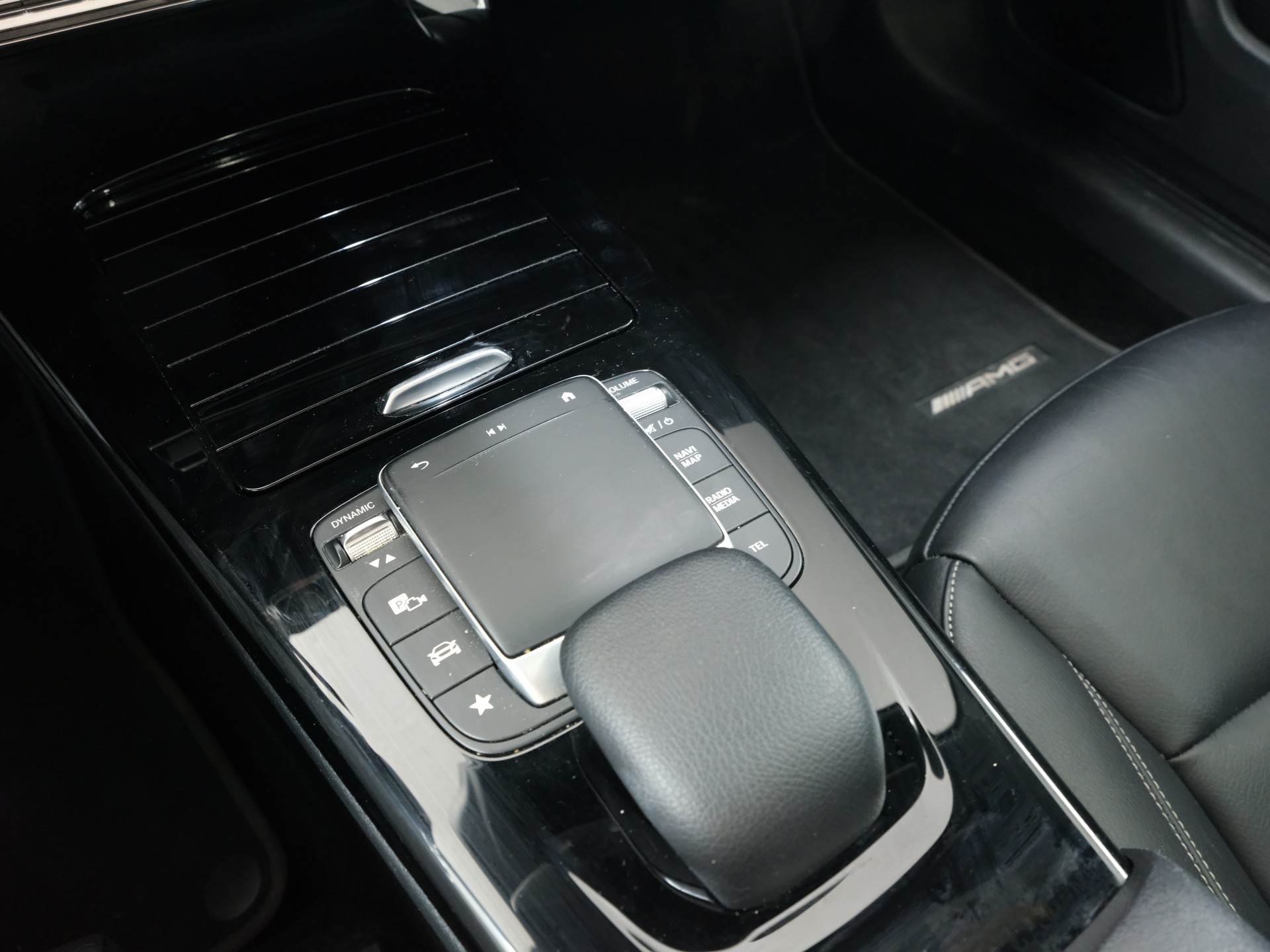 MERCEDES-BENZ CLA 200 AMG Line 7G-DCT-image-12