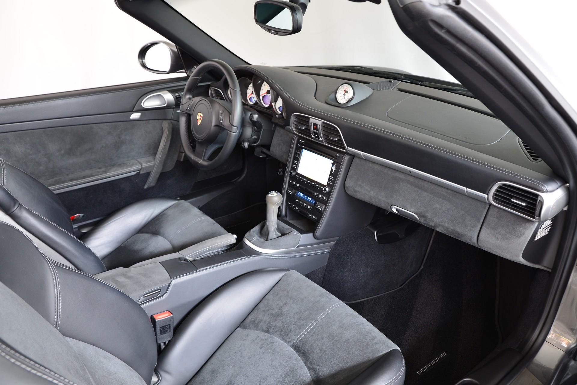 PORSCHE 911 Cabrio Carrera GTS-image-11