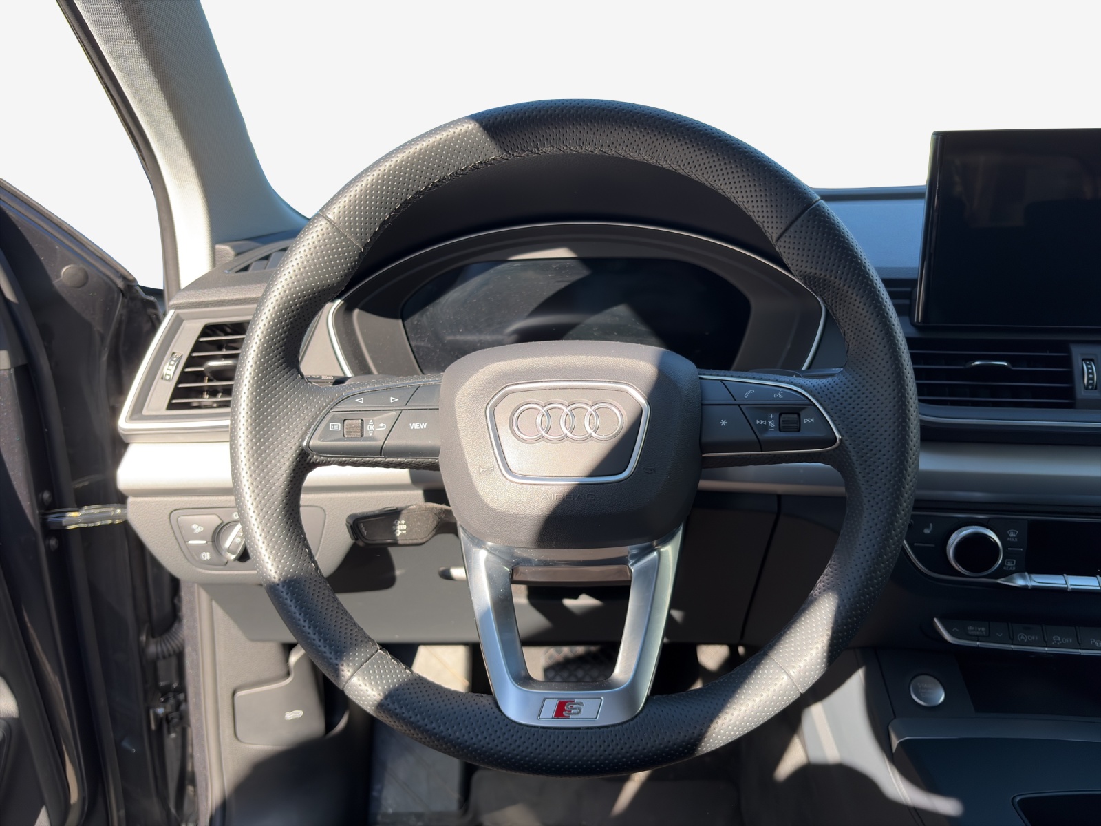 AUDI Q5 40 TDI Black Edition quattro S-tronic-image-9