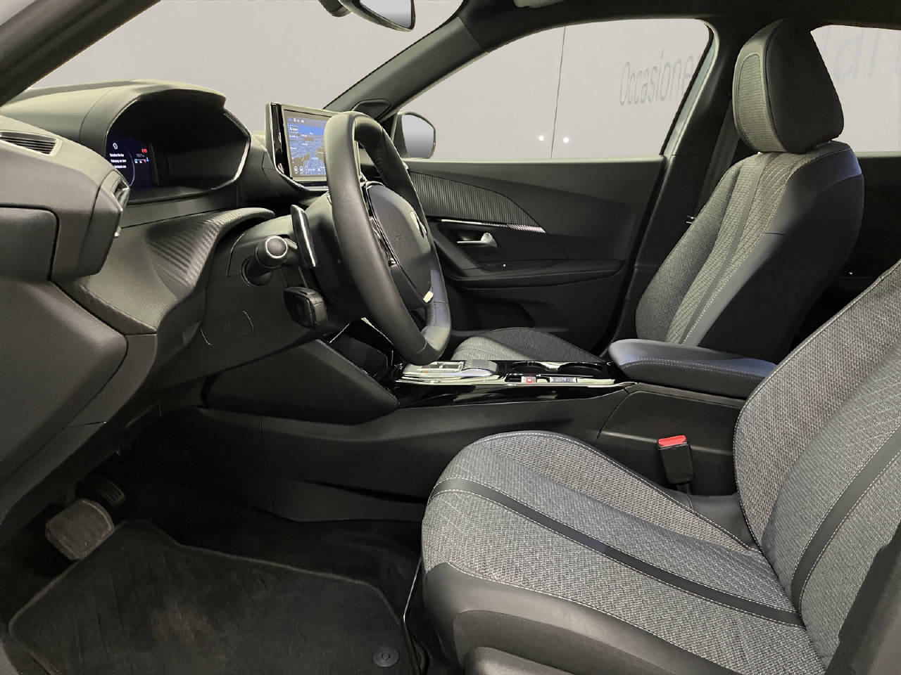 PEUGEOT 2008 1.2 PureTech Allure Premium-image-4