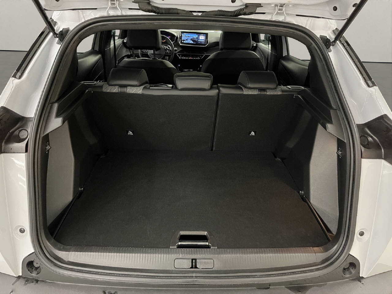 PEUGEOT 2008 1.2 PureTech Allure Premium-image-12